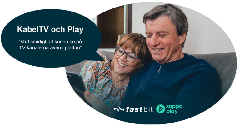 Två personer sitter i en soffa och tittar på en mobiltelefon. I bilden finns en pratbubbla med texten KabelTV och Play, Vad smidigt att kunna se på TV-kanalerna även i plattan.